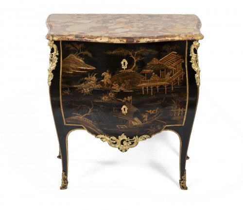 Jean Demoulin small commode in European lacquer, Paris circa 1750