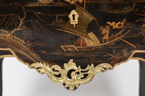 Louis XV - Jean Demoulin small commode in European lacquer, Paris circa 1750