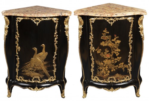 Paire d’encoignures en laque du Japon estampillées Delorme, Paris vers 1750