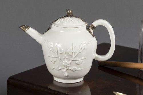 XVIIIe siècle - Nécessaire à thé et chocolat en porcelaine et vermeil, Paris vers 1725