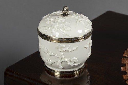 Nécessaire à thé et chocolat en porcelaine et vermeil, Paris vers 1725 - Louis XV