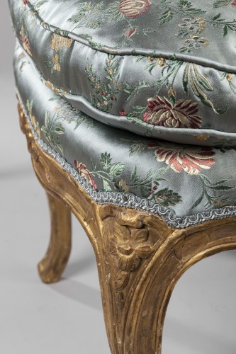Antiquités - Paire de chaises en bois doré, époque Louis XV