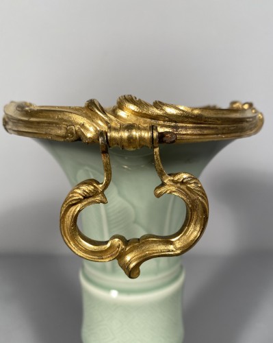 Vase en porcelaine céladon monté sur bronze, Paris vers 1750 - Objet de décoration Style Louis XV