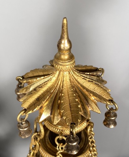 Horlogerie Pendule - Pendule à quantième à double pagodes au chinois, Paris époque Louis XVI