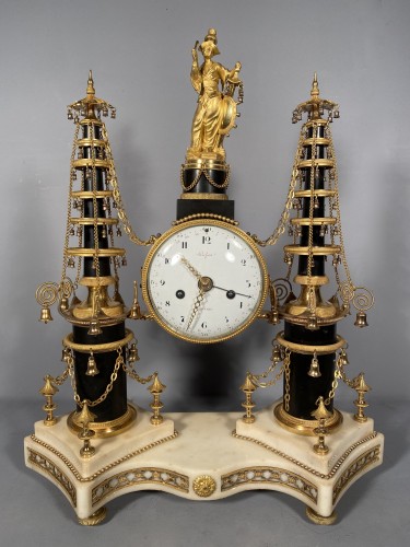 Pendule à quantième à double pagodes au chinois, Paris époque Louis XVI - Louis XVI