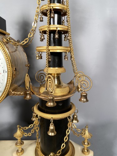 Antiquités - Pendule à quantième à double pagodes au chinois, Paris époque Louis XVI