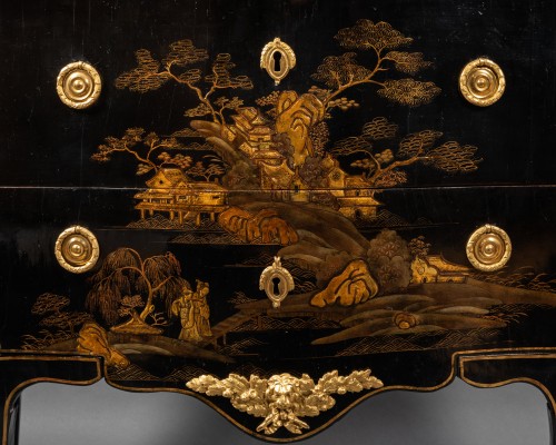 Commode d’entre-deux en laque européenne, P.Roussel à Paris vers 1765 - Mobilier Style Louis XV