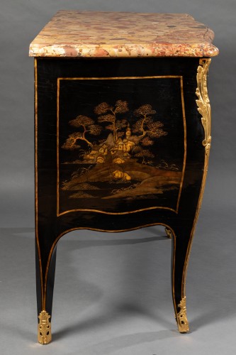 XVIIIe siècle - Commode d’entre-deux en laque européenne, P.Roussel à Paris vers 1765