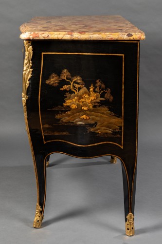 Louis XV - Commode d’entre-deux en laque européenne, P.Roussel à Paris vers 1765