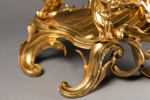 Louis XV - Grande pendule Louis XV en bronze doré « Commedia dell’arte », signée Ches B