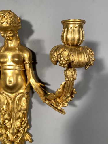  - Paire d’appliques en bronze aux termes de femmes, Paris fin du 18e siècle