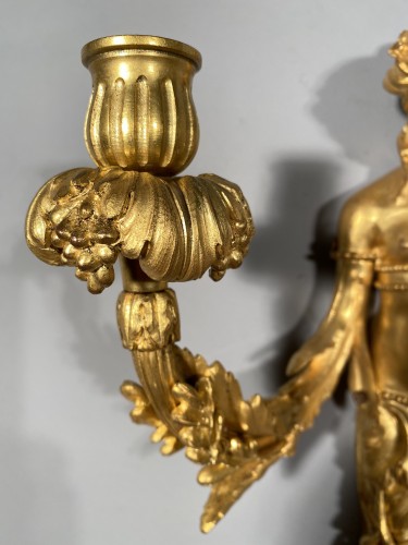 Antiquités - Paire d’appliques en bronze aux termes de femmes, Paris fin du 18e siècle