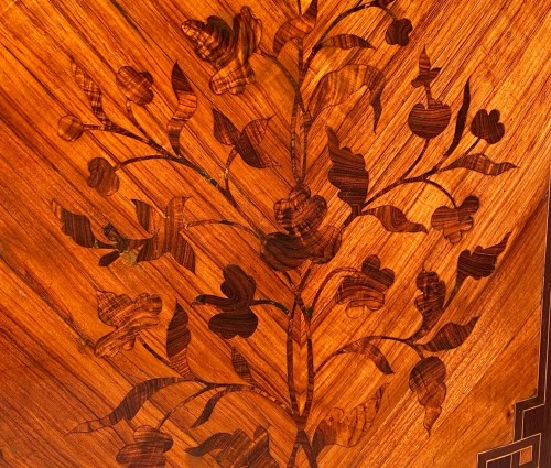 Antiquités - French fine 18 th Commode in marquetry stamped LUTZ