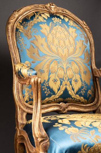 Paire de fauteuils à châssis en bois doré par Nicolas Heurtaut vers 1765 - Louis XV