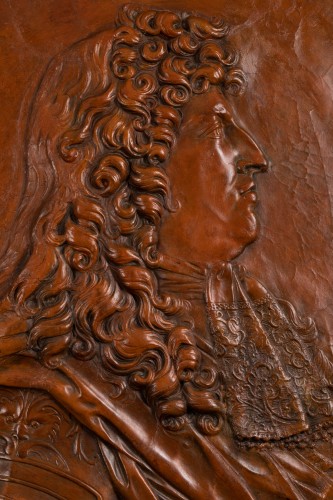 Portrait de Louis XIV en cuir repoussé vers 1690 - Sculpture Style Louis XIV