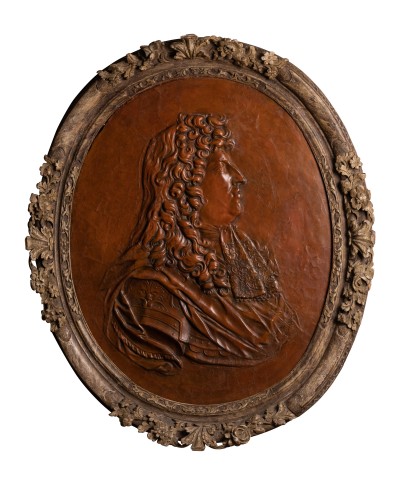 Antiquités - Portrait de Louis XIV en cuir repoussé vers 1690