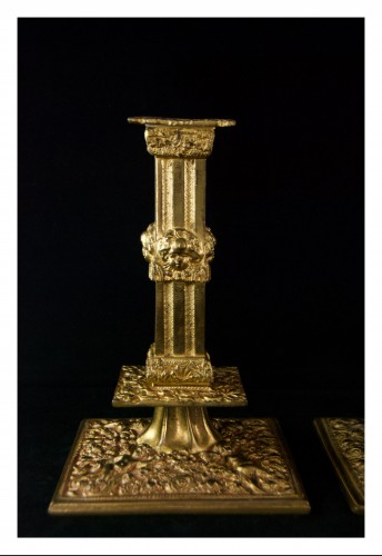 Luminaires Bougeoirs et Chandeliers - Angleterre - Paire de flambeaux à la financière en bronze doré