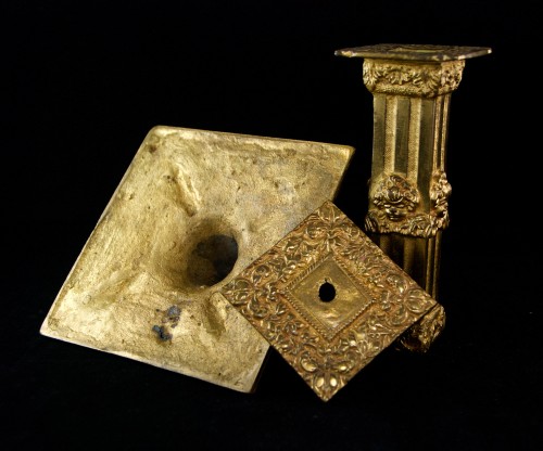 Antiquités - Angleterre - Paire de flambeaux à la financière en bronze doré