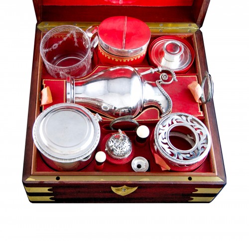 Paris 1798-1819 – Coffret nécessaire de voyage en argent massif et cristal