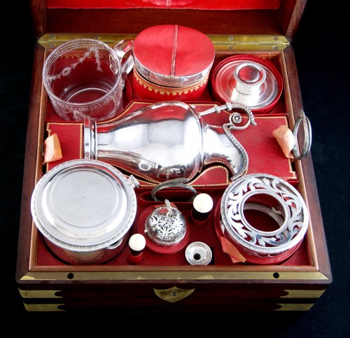 Paris 1798-1819 – Coffret nécessaire de voyage en argent massif et cristal - Argenterie et Orfèvrerie Style Directoire