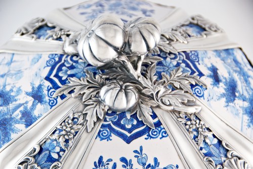 Delft, c.1759 - Terrine d'époque Louis XV montée d'argent massif (Paulus Van Der Burch) - Céramiques, Porcelaines Style Louis XV