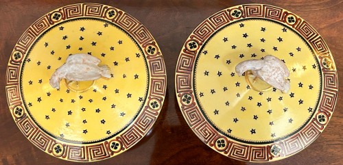 Paire de drageoirs en porcelaine polychrome et or Empire, Manufacture Locré - Baptiste Jamez Fine Arts