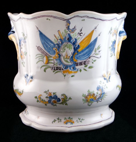 18th C. Moustiers faience Louis XV Wine Cooler, Trophy Decor Known as “Fontenoy” - Porcelain & Faience Style Louis XV