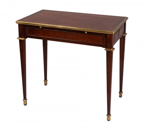 Paris, 19th c. – Mahogany salon writing table with gilt-bronze mounts