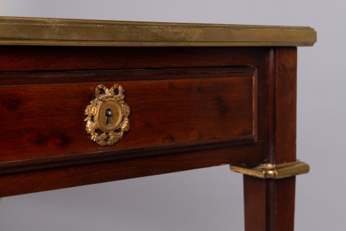 Paris, 19th c. – Mahogany salon writing table with gilt-bronze mounts - 