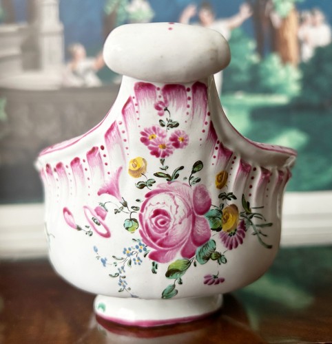 Porte huilier en  faïence Aprey d’époque XVIIIe à décor rocaille de bouquets de roses et tulipe - Céramiques, Porcelaines Style Louis XV