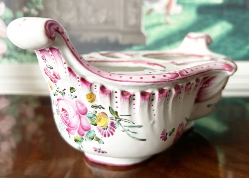 Céramiques, Porcelaines  - Porte huilier en  faïence Aprey d’époque XVIIIe à décor rocaille de bouquets de roses et tulipe