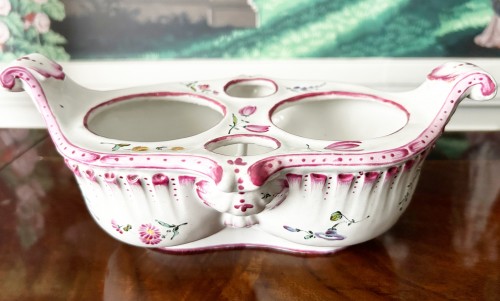 Porte huilier en  faïence Aprey d’époque XVIIIe à décor rocaille de bouquets de roses et tulipe - Baptiste Jamez Fine Arts