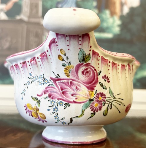 XVIIIe siècle - Porte huilier en  faïence Aprey d’époque XVIIIe à décor rocaille de bouquets de roses et tulipe