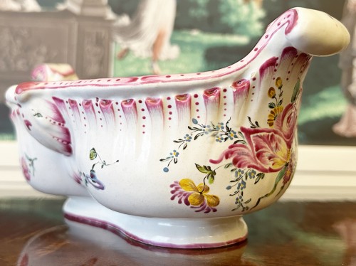 Porte huilier en  faïence Aprey d’époque XVIIIe à décor rocaille de bouquets de roses et tulipe - Louis XV