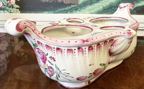 Louis XV - Porte huilier en  faïence Aprey d’époque XVIIIe à décor rocaille de bouquets de roses et tulipe