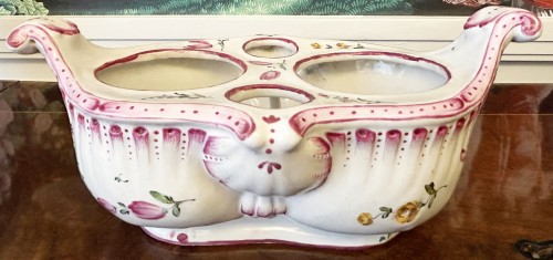 Antiquités - Porte huilier en  faïence Aprey d’époque XVIIIe à décor rocaille de bouquets de roses et tulipe