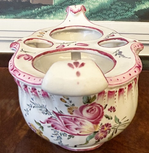 Antiquités - Porte huilier en  faïence Aprey d’époque XVIIIe à décor rocaille de bouquets de roses et tulipe