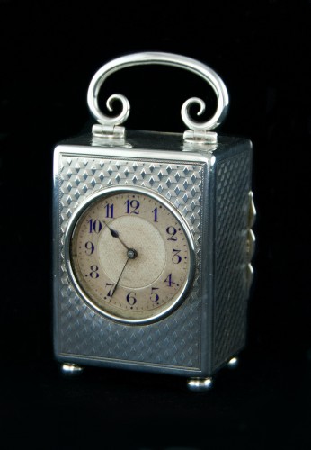 Pendule de voyage victorienne en argent massif, mouvement JTC - Londres 1899 - Horlogerie Style 