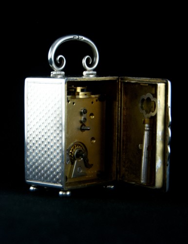 Pendule de voyage victorienne en argent massif, mouvement JTC - Londres 1899 - Baptiste Jamez Fine Arts