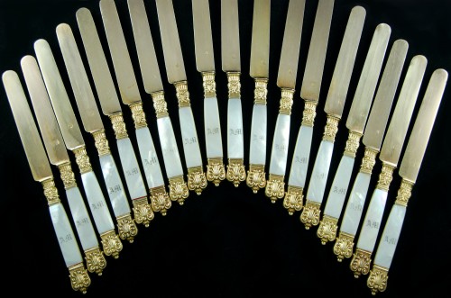 Suite de 18 couteaux en nacre et vermeil par QUEILLÉ Paris 1834-1846, époque Louis-Philippe - Argenterie et Arts de la table Style Louis-Philippe