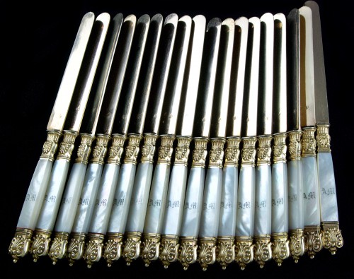 Argenterie et Arts de la table  - Suite de 18 couteaux en nacre et vermeil par QUEILLÉ Paris 1834-1846, époque Louis-Philippe