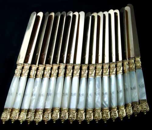 Suite de 18 couteaux en nacre et vermeil par QUEILLÉ Paris 1834-1846, époque Louis-Philippe - Baptiste Jamez Fine Arts