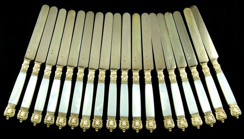 XIXe siècle - Suite de 18 couteaux en nacre et vermeil par QUEILLÉ Paris 1834-1846, époque Louis-Philippe