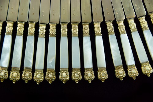 Suite de 18 couteaux en nacre et vermeil par QUEILLÉ Paris 1834-1846, époque Louis-Philippe - Louis-Philippe
