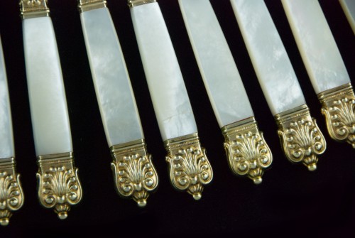 Louis-Philippe - Suite de 18 couteaux en nacre et vermeil par QUEILLÉ Paris 1834-1846, époque Louis-Philippe