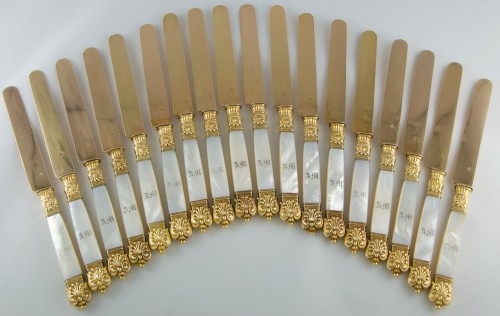 Antiquités - Suite de 18 couteaux en nacre et vermeil par QUEILLÉ Paris 1834-1846, époque Louis-Philippe