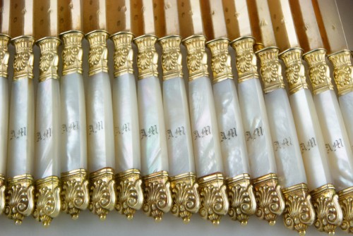 Antiquités - Suite de 18 couteaux en nacre et vermeil par QUEILLÉ Paris 1834-1846, époque Louis-Philippe