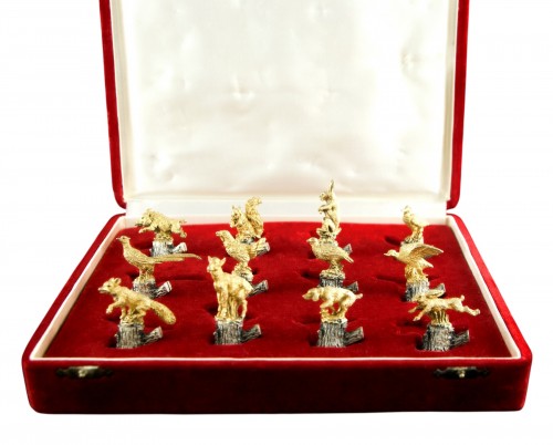 Suite de 12 porte-noms cynégétiques en argent et vermeil, Florence XXe siècle