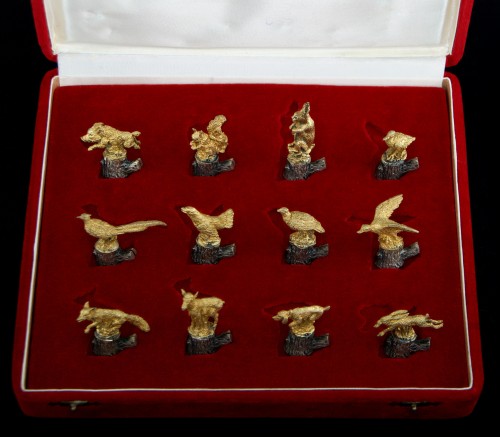 Suite de 12 porte-noms cynégétiques en argent et vermeil, Florence XXe siècle - Argenterie et Arts de la table Style Années 50-60