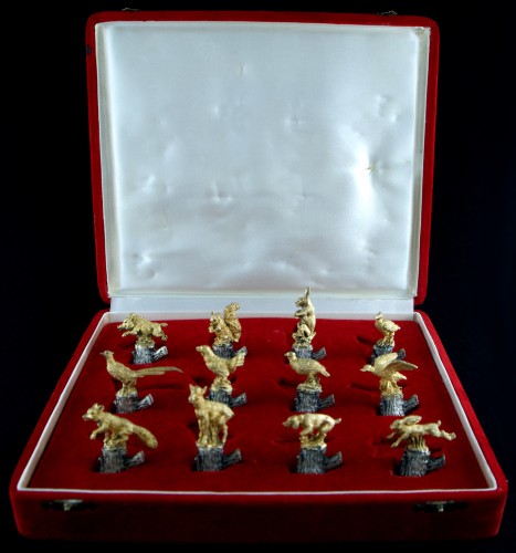 Argenterie et Arts de la table  - Suite de 12 porte-noms cynégétiques en argent et vermeil, Florence XXe siècle